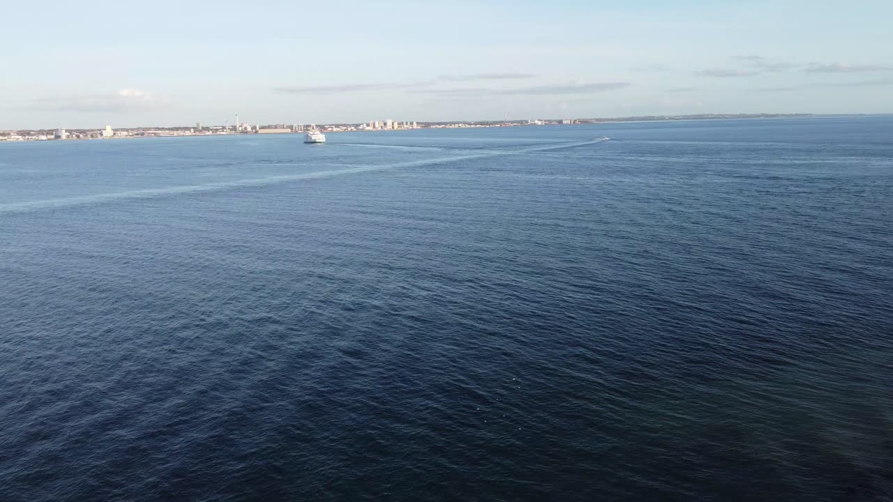 vista aérea del hermoso estrecho de oresund entre las costas de helsingor y helsingborg con un mar del norte tranquilo en una tarde soleada y brillante, dinamarca