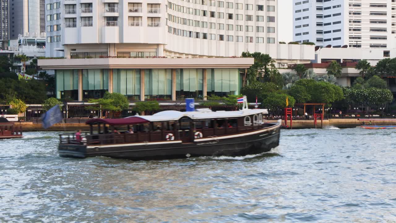 도시 강변을 지나가는 화물 배