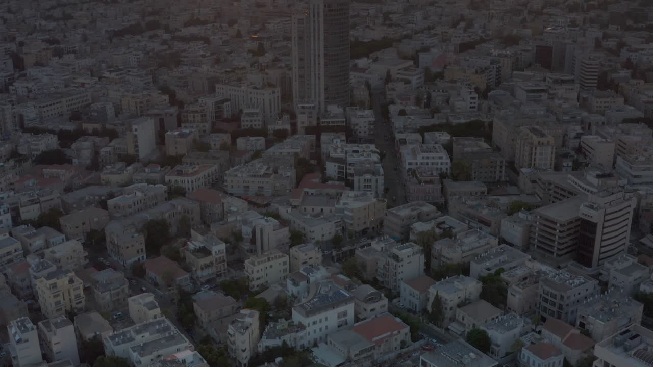 Tel Aviv, panorama urbano di grattacieli al tramonto, vista aerea.