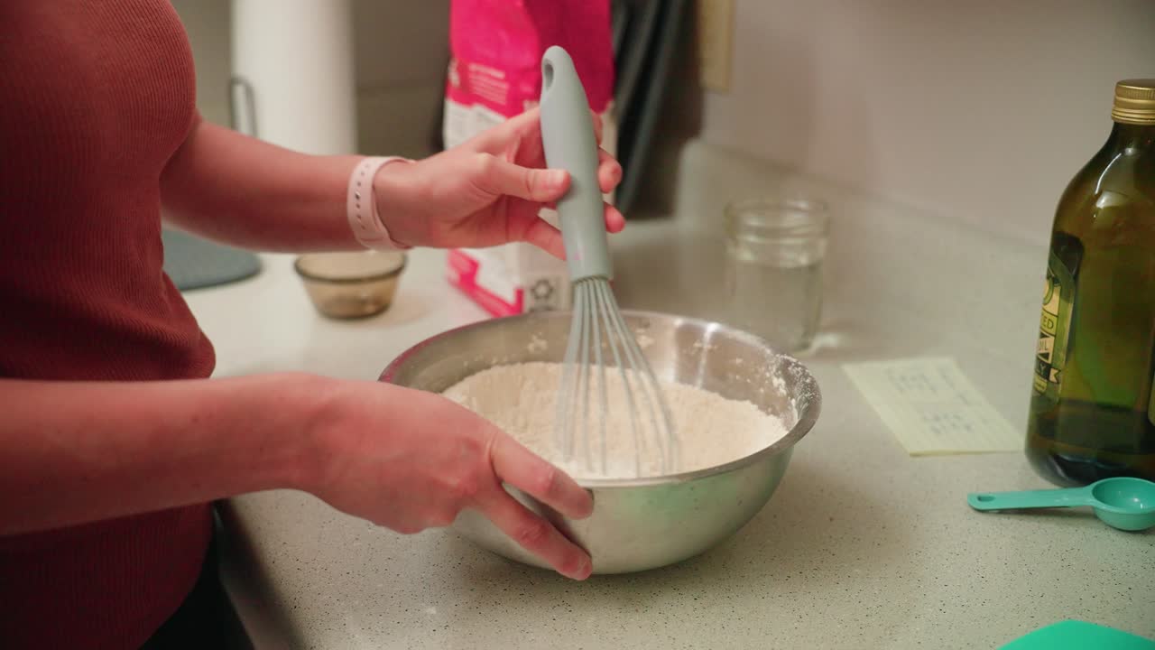 mujer mezclando ingredientes de la masa seca