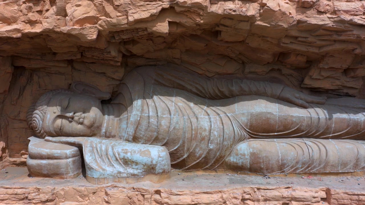Dunhuang İpek Yolu Kültür Parkı Kaya Oyma Budist Sanatı, Çoklu Buda ve Guanyin Kaya Oymaları Kopyası, Dunhuang Gansu'daki İpek Yolu Miras Şehri Kaya Buda Heykellerinin Havadan Görünümü, Kopya.