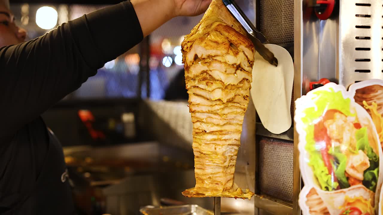 chef rebanadas de kebab doner para el servicio