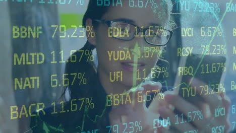 animación del procesamiento de datos financieros sobre una mujer caucásica que usa un teléfono inteligente