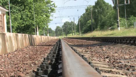 Heiße-Zugschienen-An-Einem-Sonnigen-Sommertag.-Rauszoomen