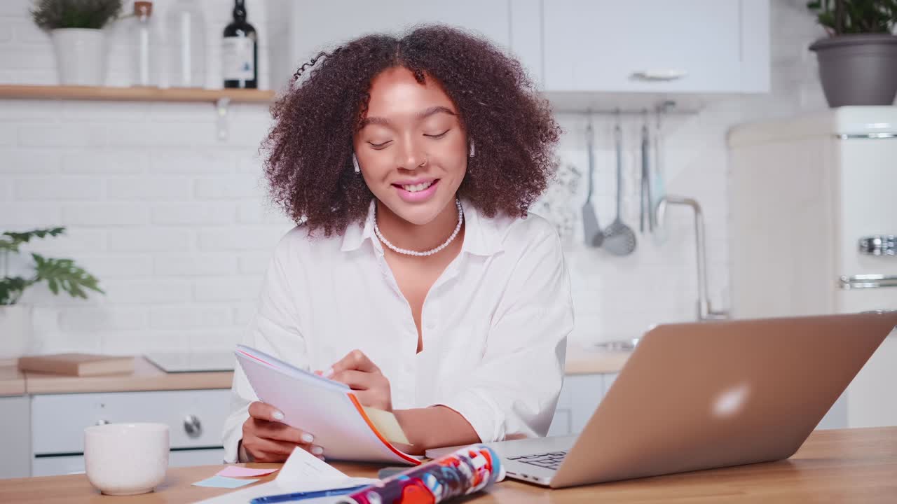 Allegra donna afroamericana impegnata nella formazione online a casa