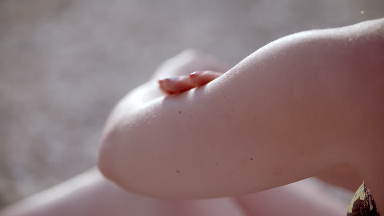 로션 3과 함께 문지르는 손의 근접 촬영