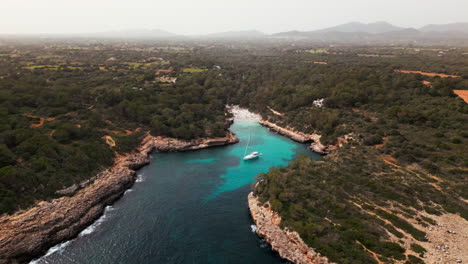 Vista-Aérea-De-Una-Cala-Aislada-En-Cala-Sa-Nau,-Mallorca.