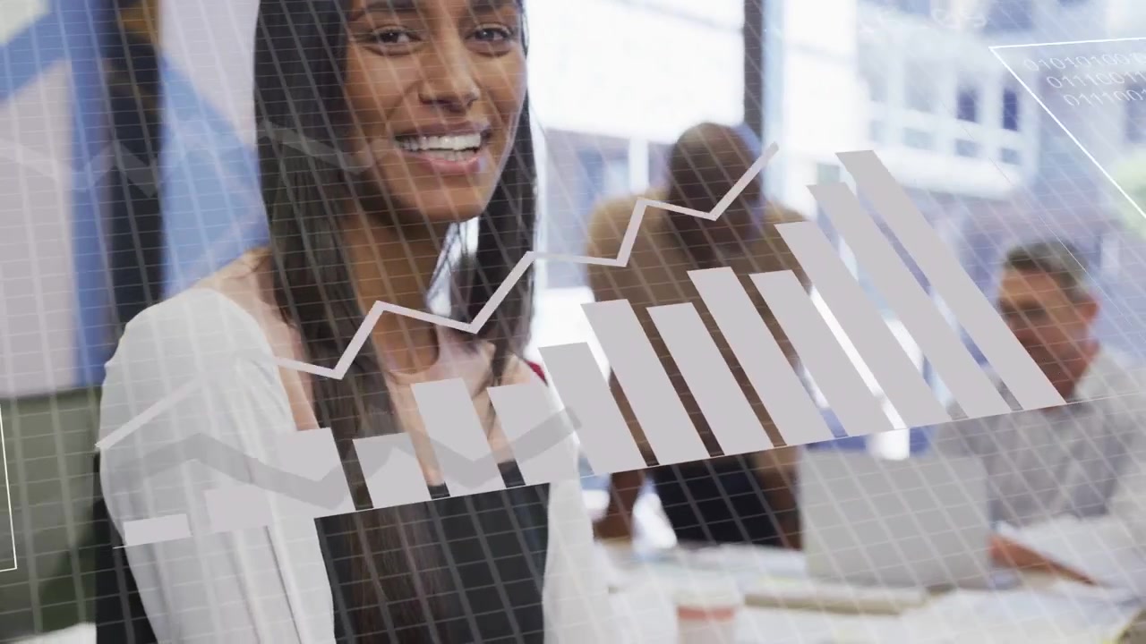 Femme lançant une démonstration commerciale, face à la caméra et souriante, tandis que des graphiques animés (circulaires et linéaires) se déploient.