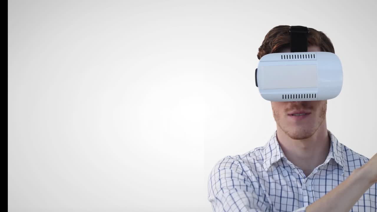 animación de un hombre caucásico con auriculares vr gestando contra un fondo gris con espacio de copia