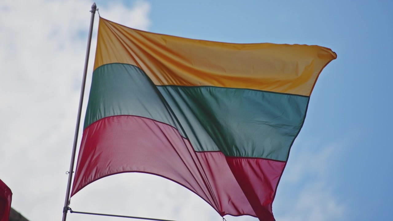 Bandera de Lituania ondeando al viento