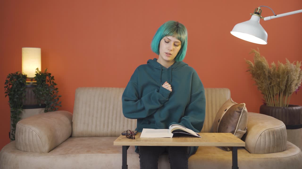 la joven que se siente mal.