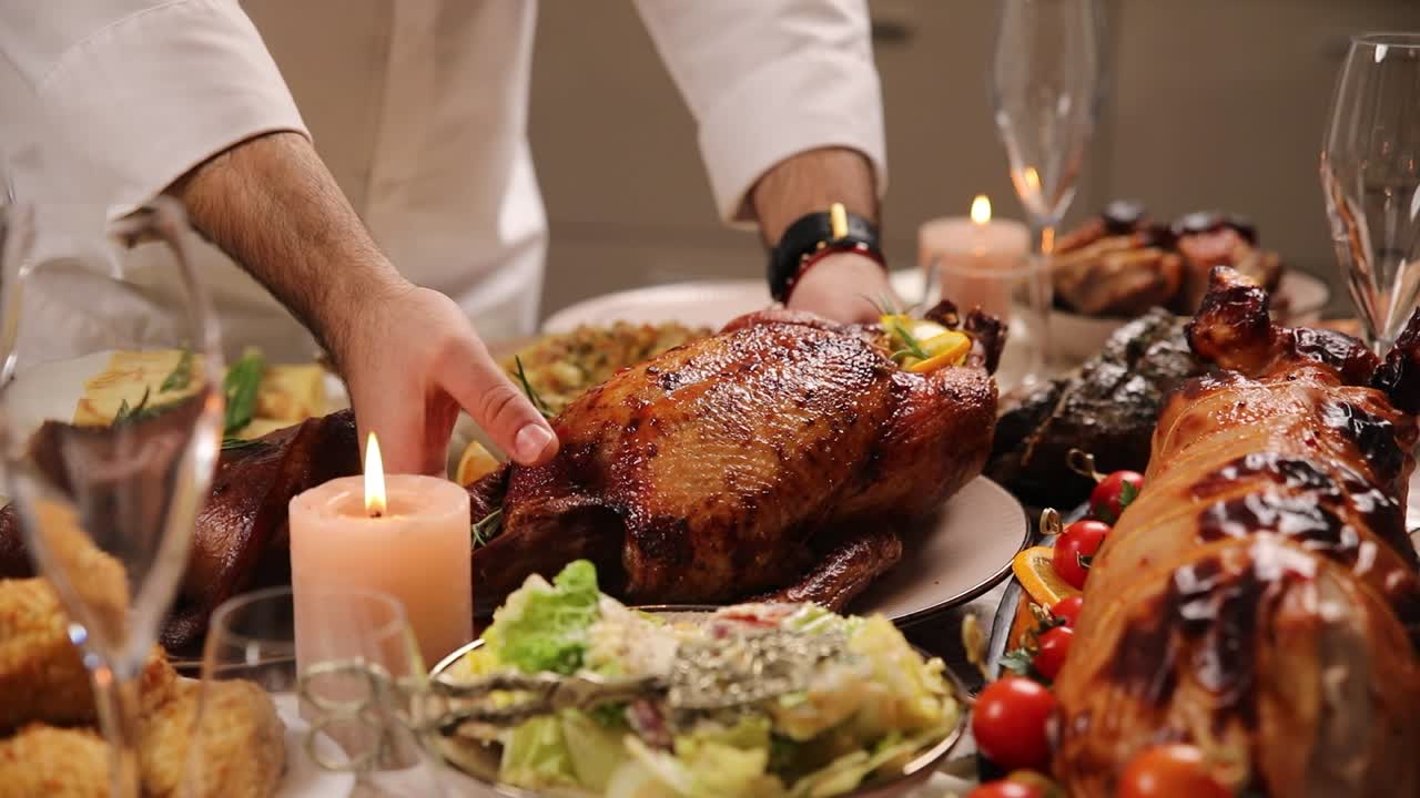 cena de acción de gracias con pavo asado y pato.