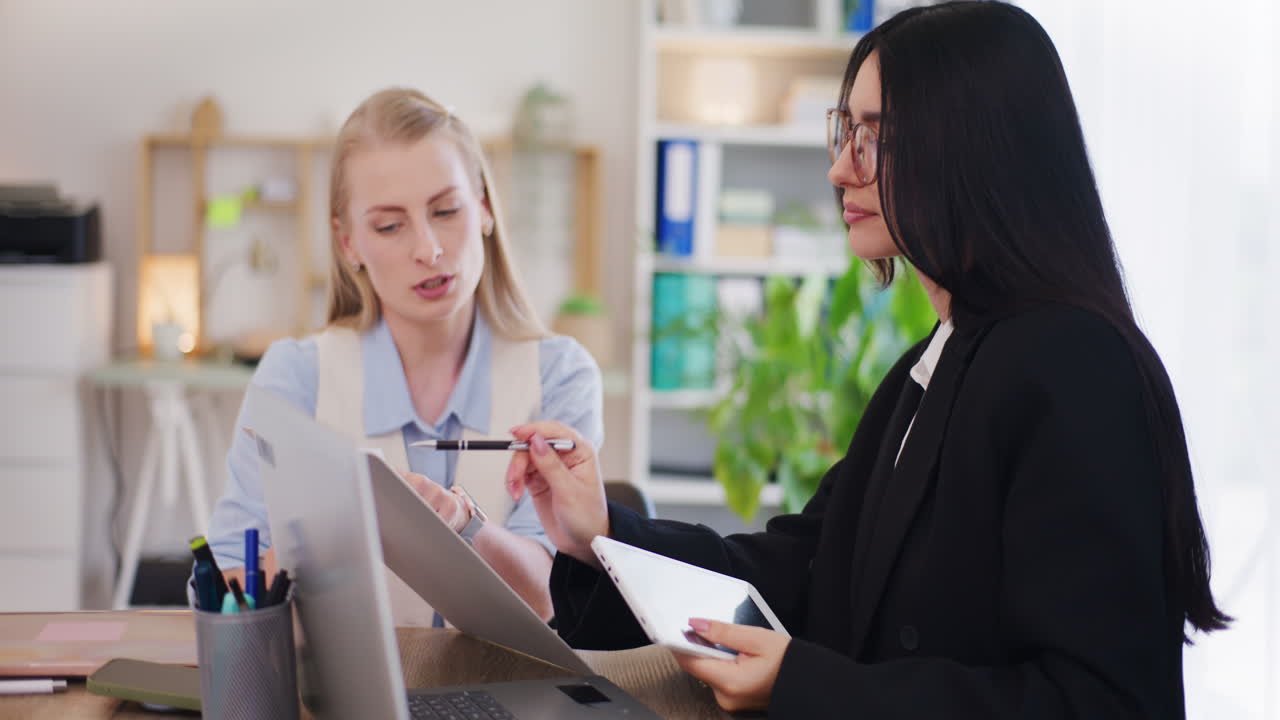 mujeres diseñadoras discuten y hacen una lluvia de ideas sobre el proyecto