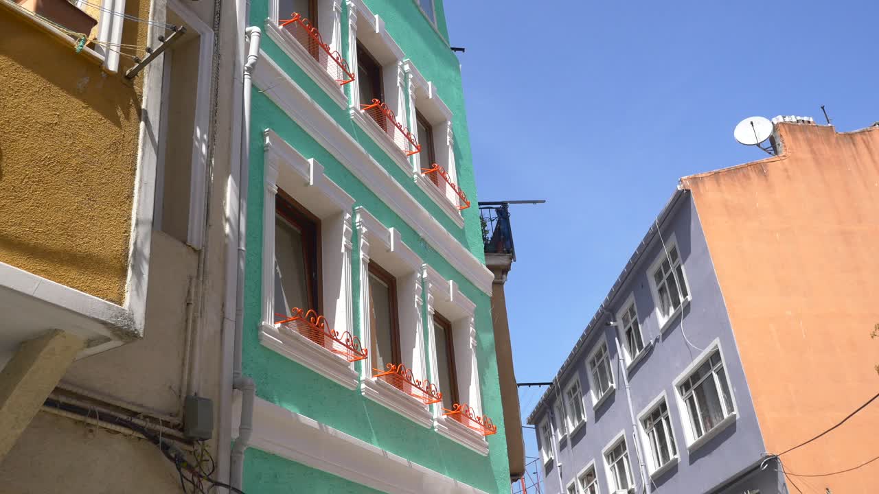 edificios coloridos en una calle de la ciudad