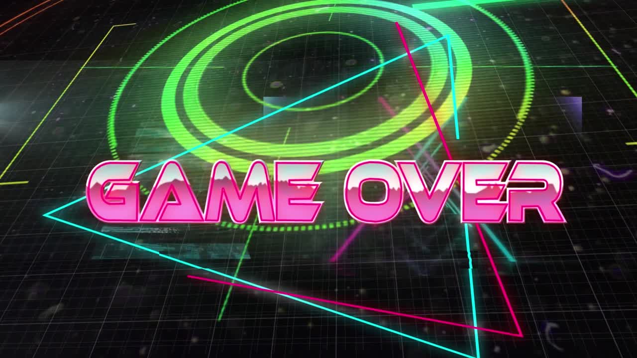 Animation af et 'game over'-tekstbanner mod skærme med databehandling og neon abstrakte former.