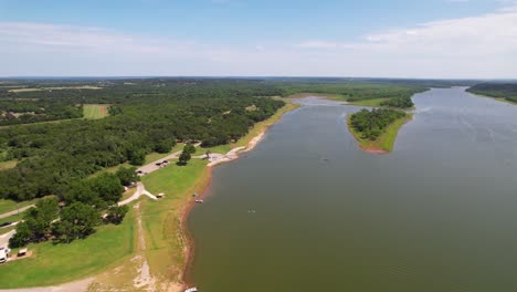 Imágenes-Aéreas-Del-Lago-Whitney-En-El-Parque-Plowman-Creek.