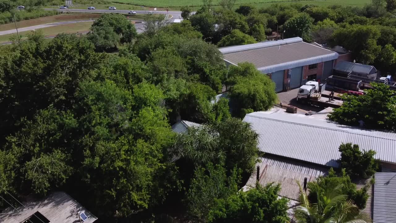 una toma aérea del alojamiento y la vista exterior del parque nacional kruger en sudáfrica