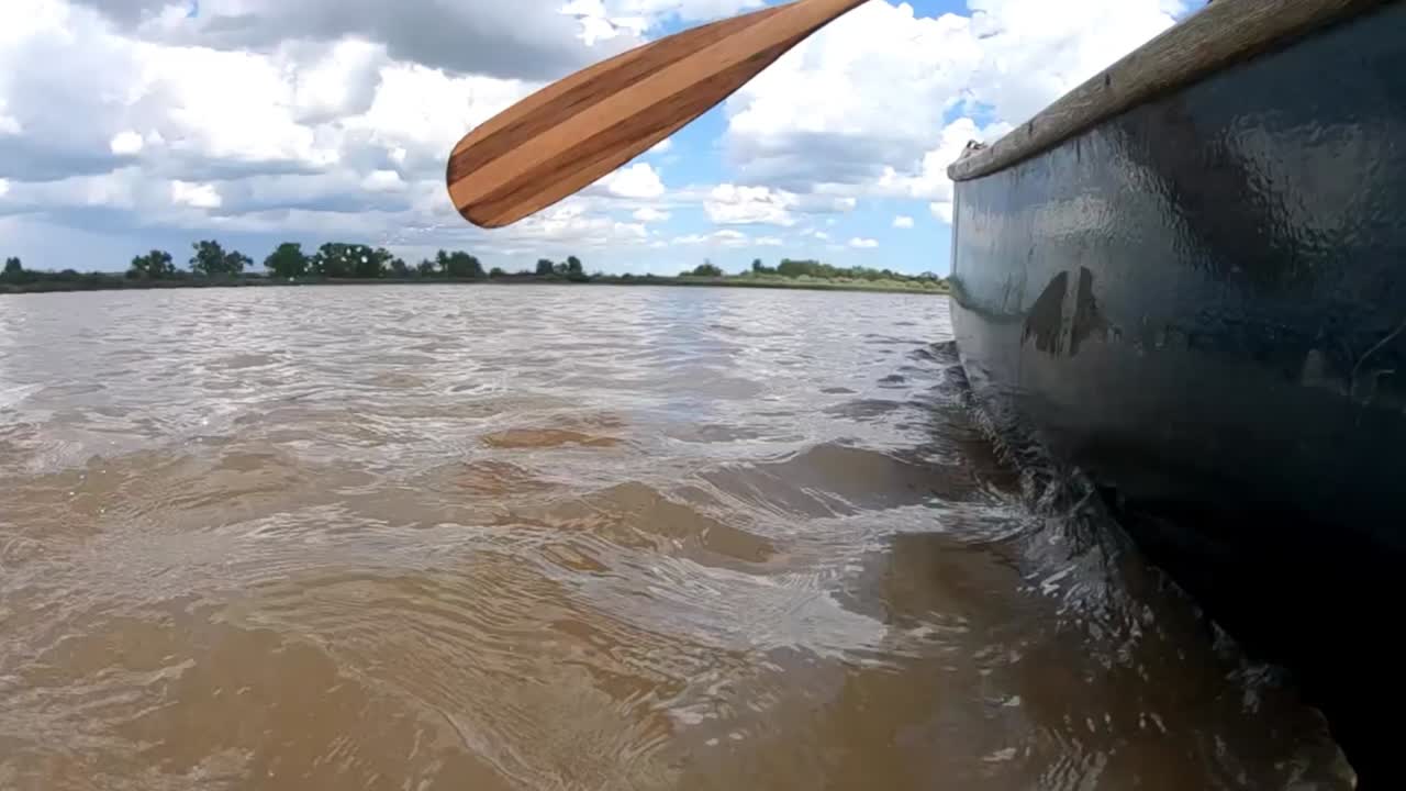 vista desde el medio de un río en alberta canada en un día soleado
