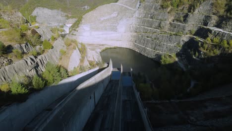 establecimiento aéreo de una gran presa en las montañas en primavera