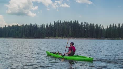 kayakando solo en un sereno lago de montaña