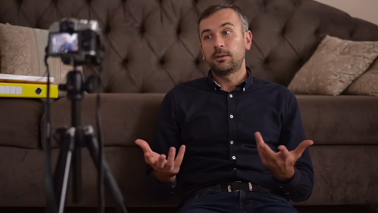 Uomo che registra un video su un divano