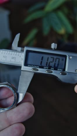 ingeniero que mide y calcula con una pinza