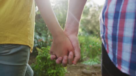 Mid-section-of-happy-caucasian-couple-in-garden