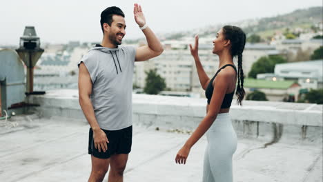 pareja, high five y fitness con ejercicio