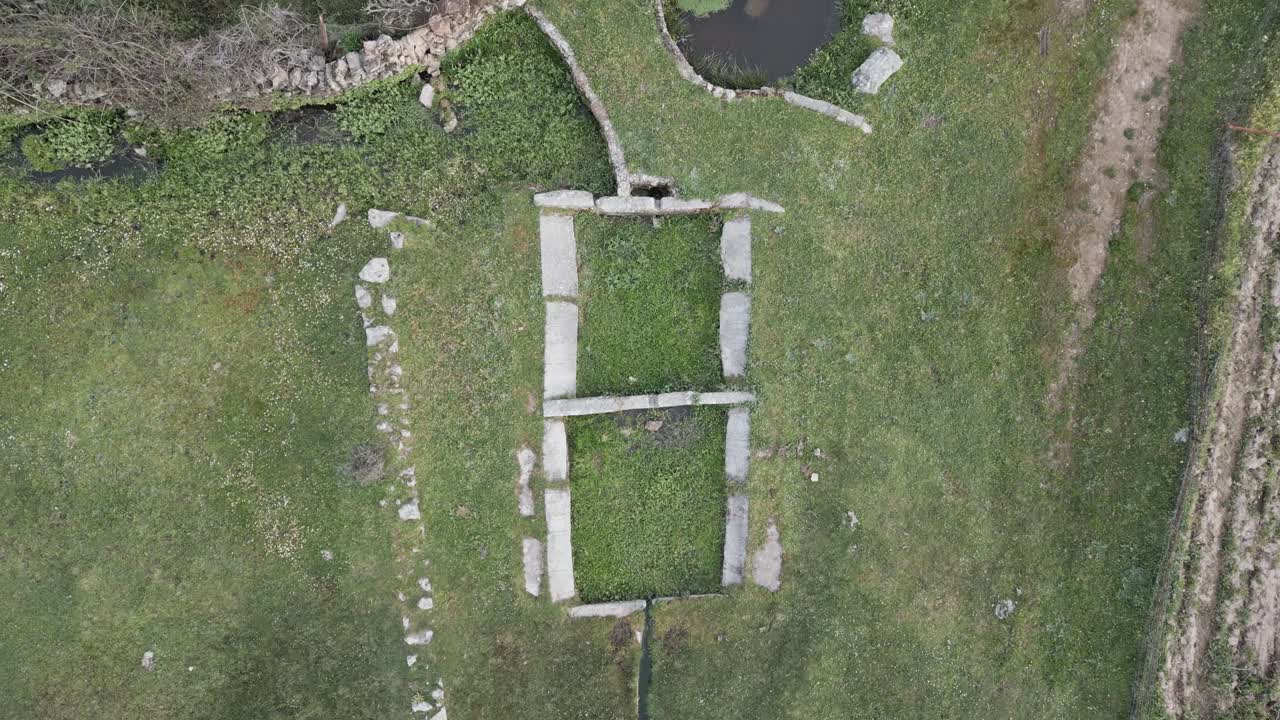 Drone footage of an old rural spring once used for washing clothes, located in the countryside of Cáceres, Spain. Cultural and natural heritage