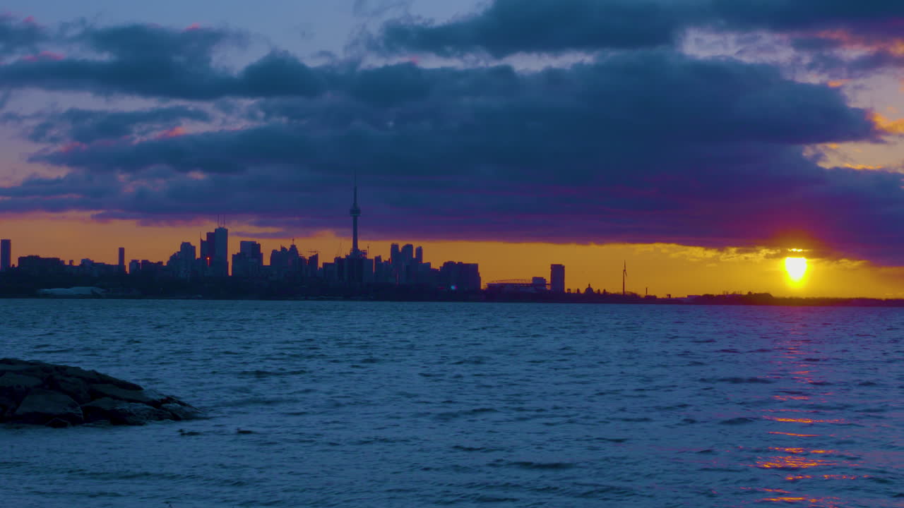 Time-lapse med udsigt over Lake Ontario mod Torontos skyline ved daggry