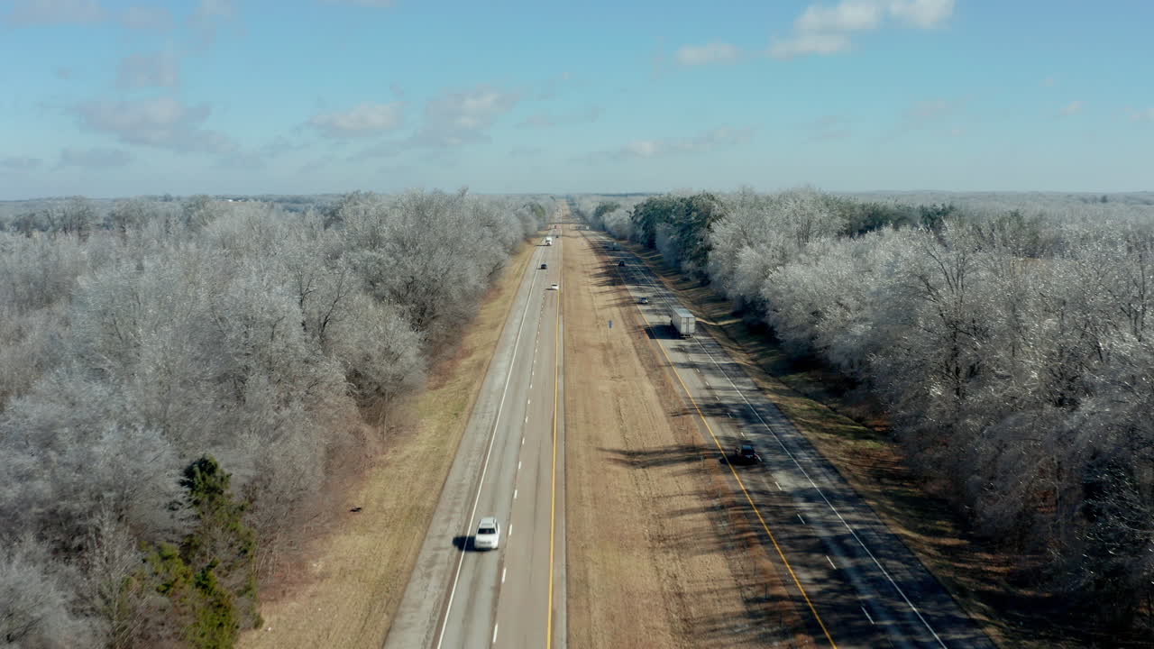 vista aérea moviéndose a lo largo del tramo remoto de la carretera interestatal con camiones, 4k