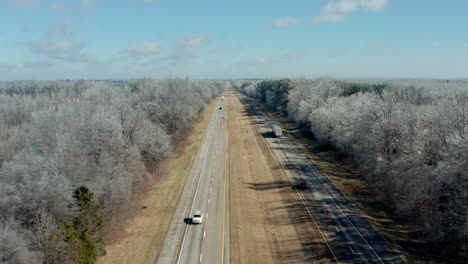 vista aérea moviéndose a lo largo del tramo remoto de la carretera interestatal con camiones, 4k