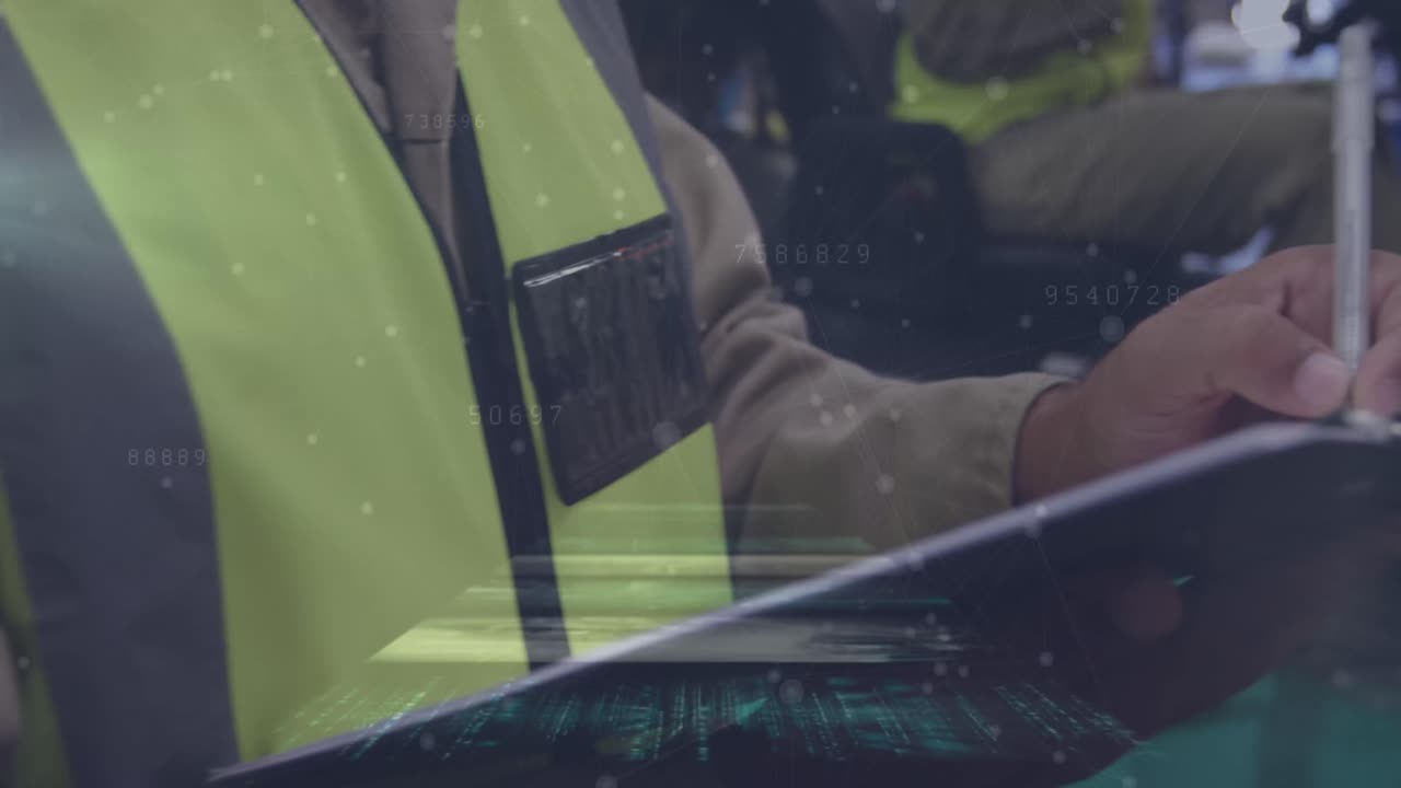 창고의 다양한 노동자들에 대한 데이터 처리 애니메이션