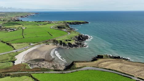 Luftaufnahme-Der-Küste-Irlands,-Der-Wunderschönen-Kilmurrin-Bucht,-Dem-Juwel-Der-Copper-Coast,-Waterford,-An-Einem-Perfekten-Sommertag