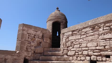 el edificio sqala en essaouira, marruecos, es una estructura histórica con forma cuadrada, gruesos muros de piedra y elementos decorativos
