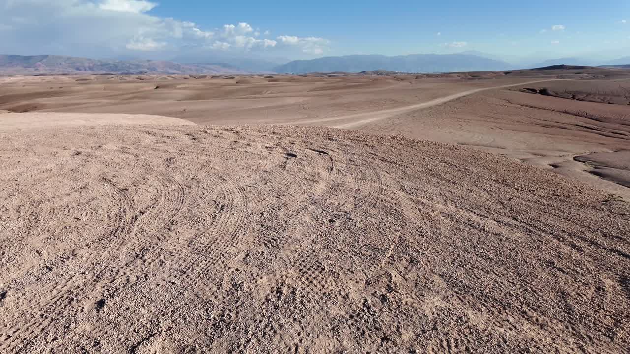 caminando en el desierto de agafay en el norte de áfrica, marruecos, tierra vacía, cielo despejado