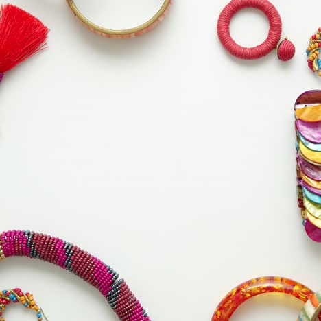 varios elementos de joyería para una mujer con un estilo diferente y diseños preciosos y modernos