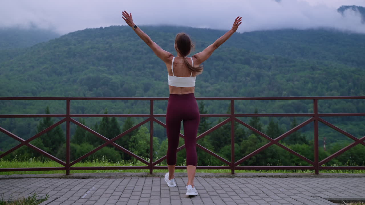 mujer disfrutando de la vista de la naturaleza