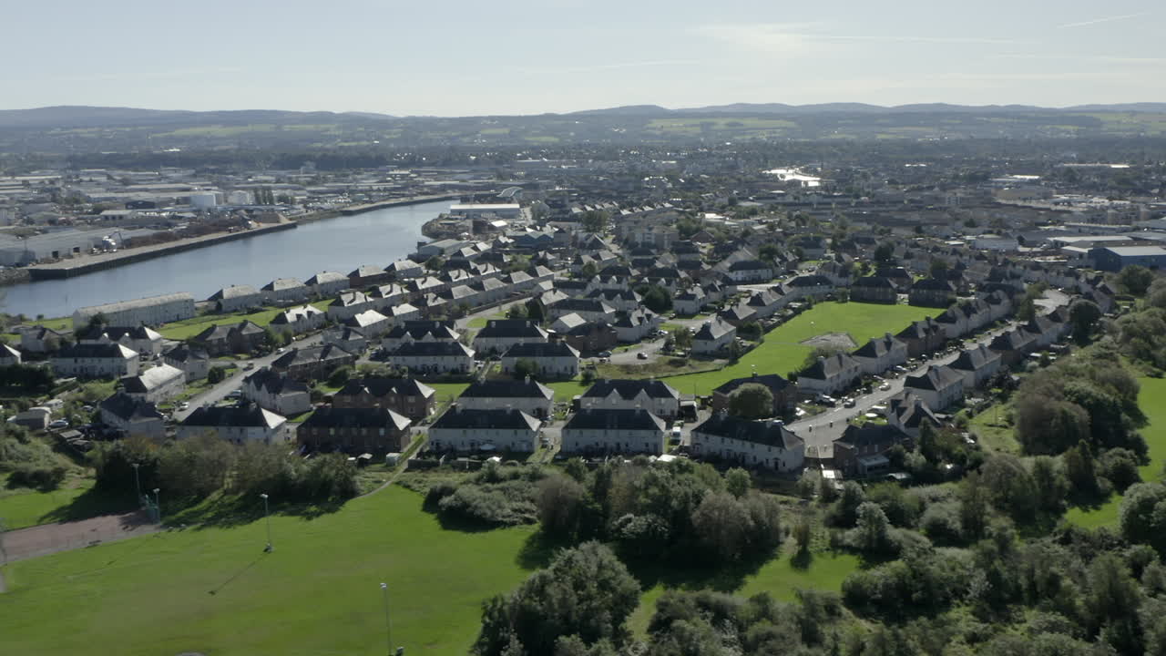 una vista aérea de la ciudad de inverness en una soleada mañana de verano