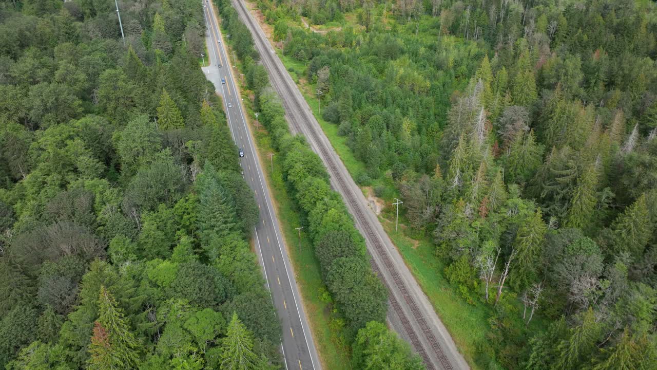 vista aérea aérea de una carretera paralela a un ferrocarril en baring, washington