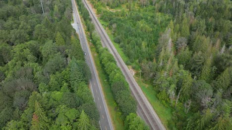 Overhead-Luftaufnahme-Einer-Autobahn,-Die-Parallel-Zu-Einer-Eisenbahn-In-Baring,-Washington,-Verläuft