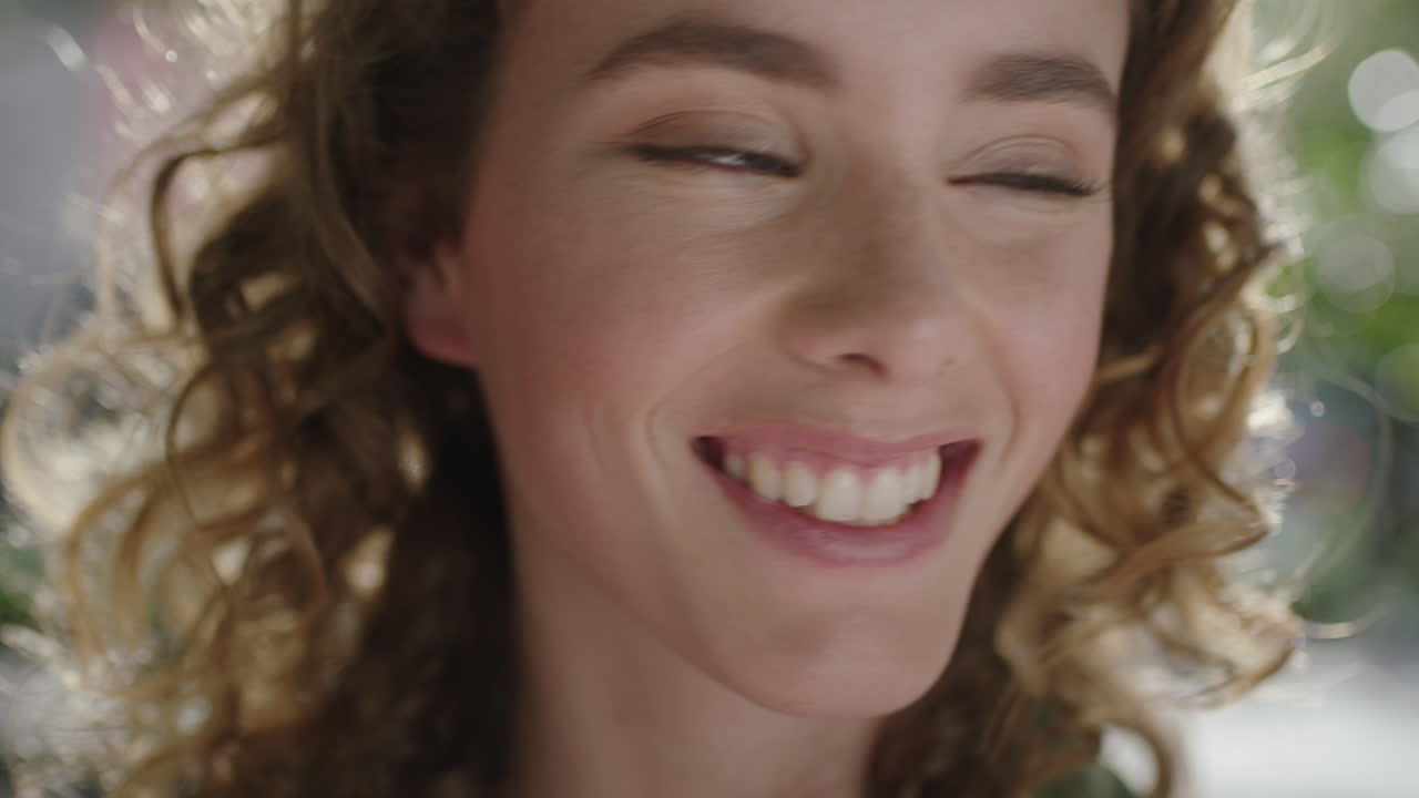 retrato en primer plano de una joven hermosa y elegante mujer pelirroja que mira pensativa a la cámara sonriendo alegremente