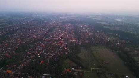 Luftpanorama-Einer-Entwickelten-Insel-Unter-Starker-Luftverschmutzung