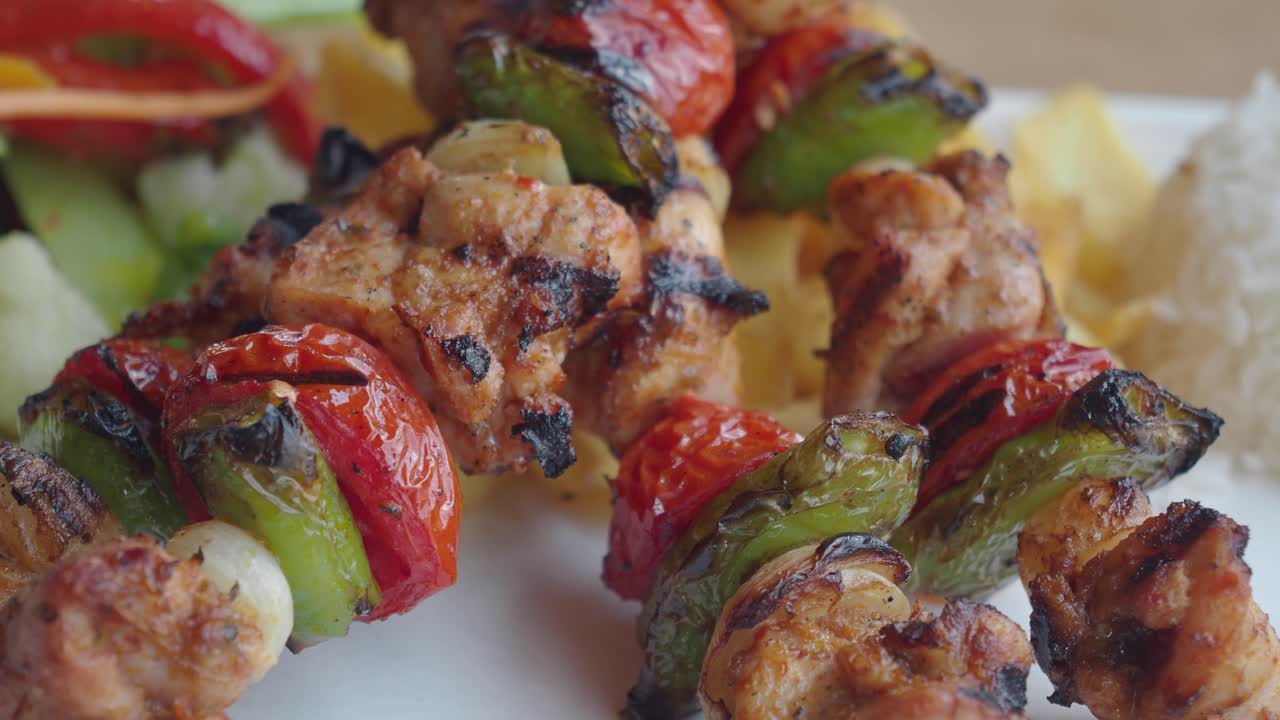 salchichas de pollo con arroz y papas fritas