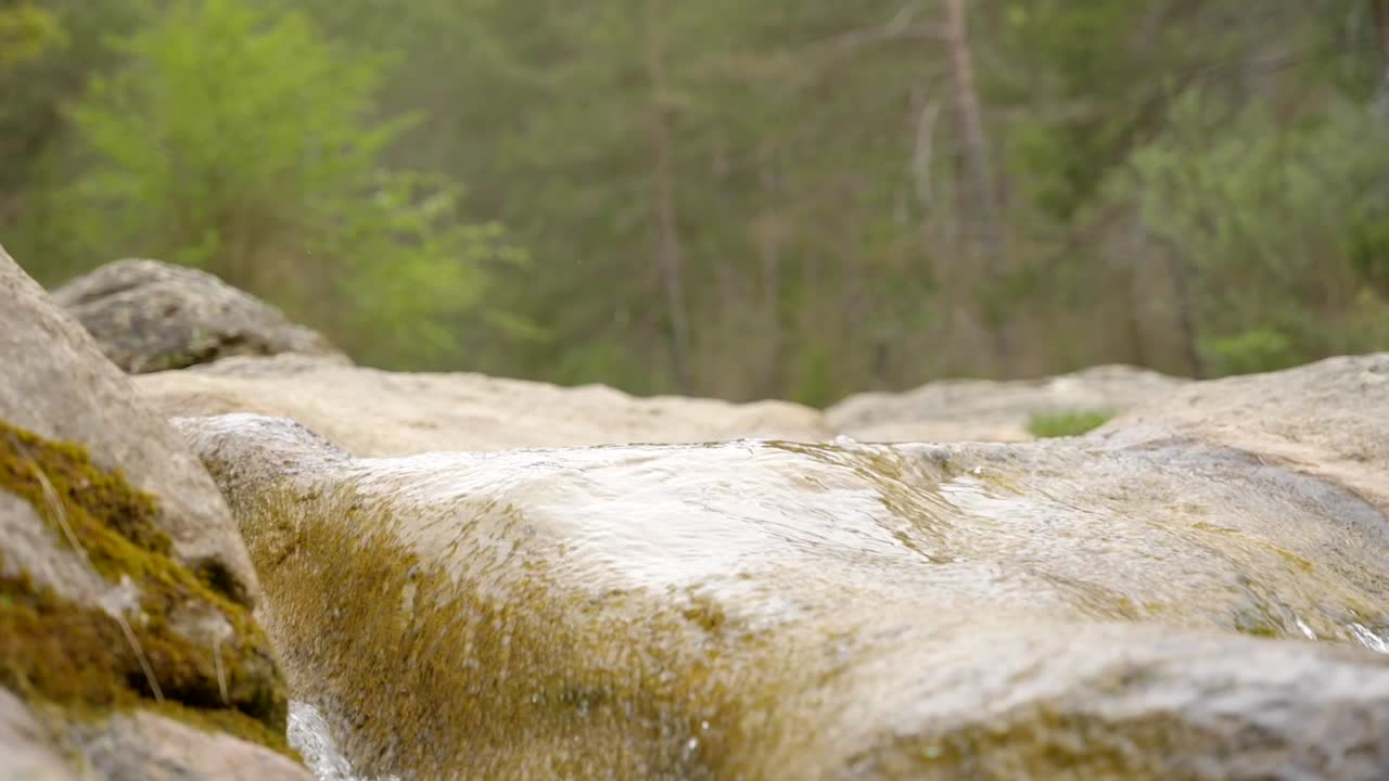 la ruta de las siete piscinas - ruta dels set gorgs de campdevànol - el agua fluye tranquilamente sobre las rocas a lo largo de senderos vírgenes