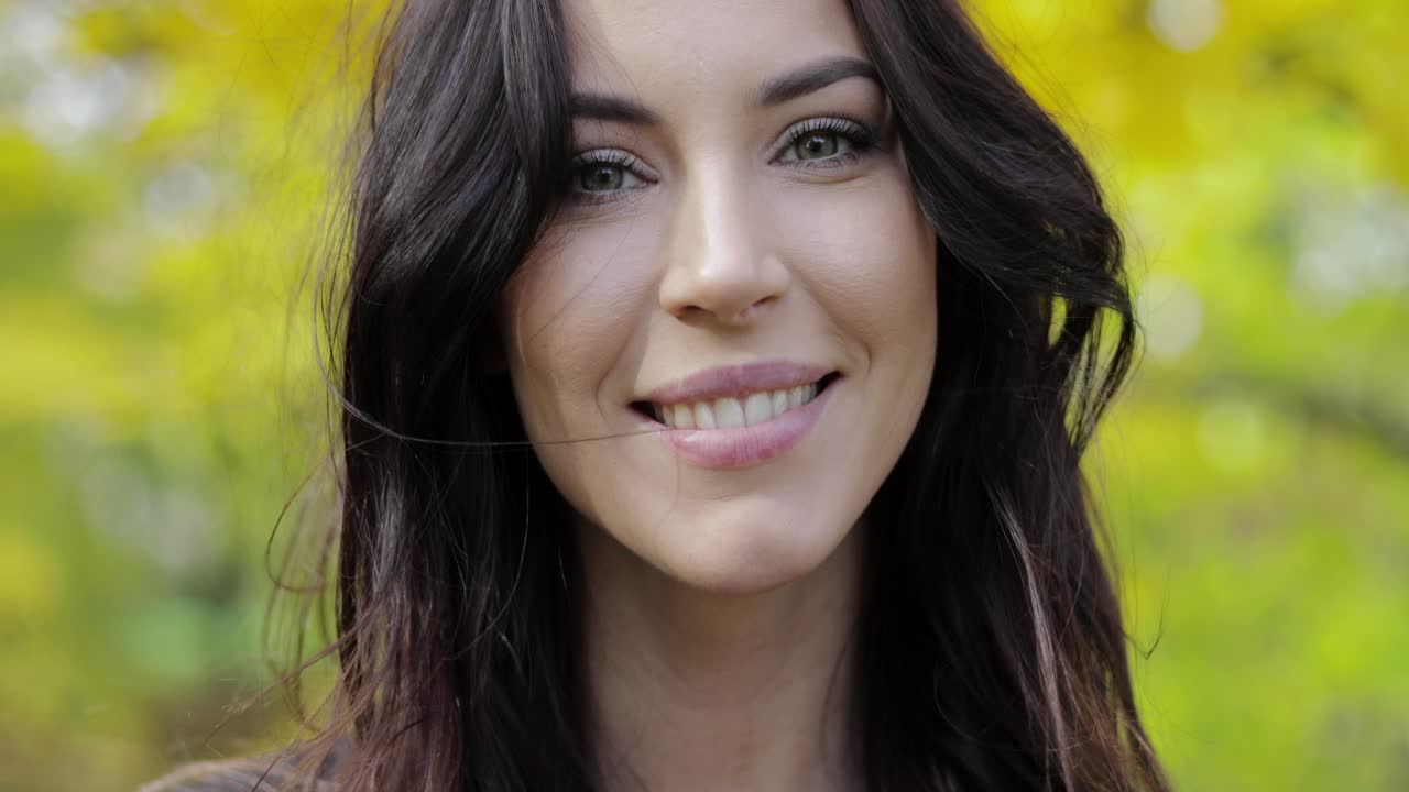 mujer feliz en el parque de otoño