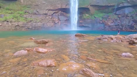 Unberührter-Natürlicher-Felsiger-Wasserfall,-Der-Morgens-Vom-Berggipfel-Herabstürzt.-Video-Aufgenommen-Am-Phe-Phe-Fall-In-Meghalaya,-Indien