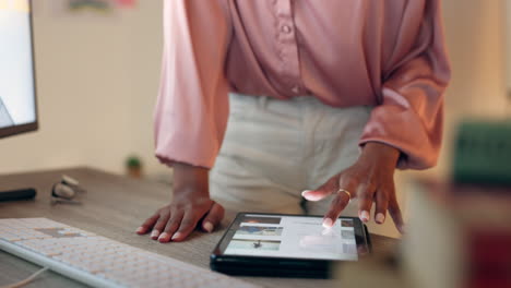 mujer corporativa con las manos en las tabletas de las redes sociales