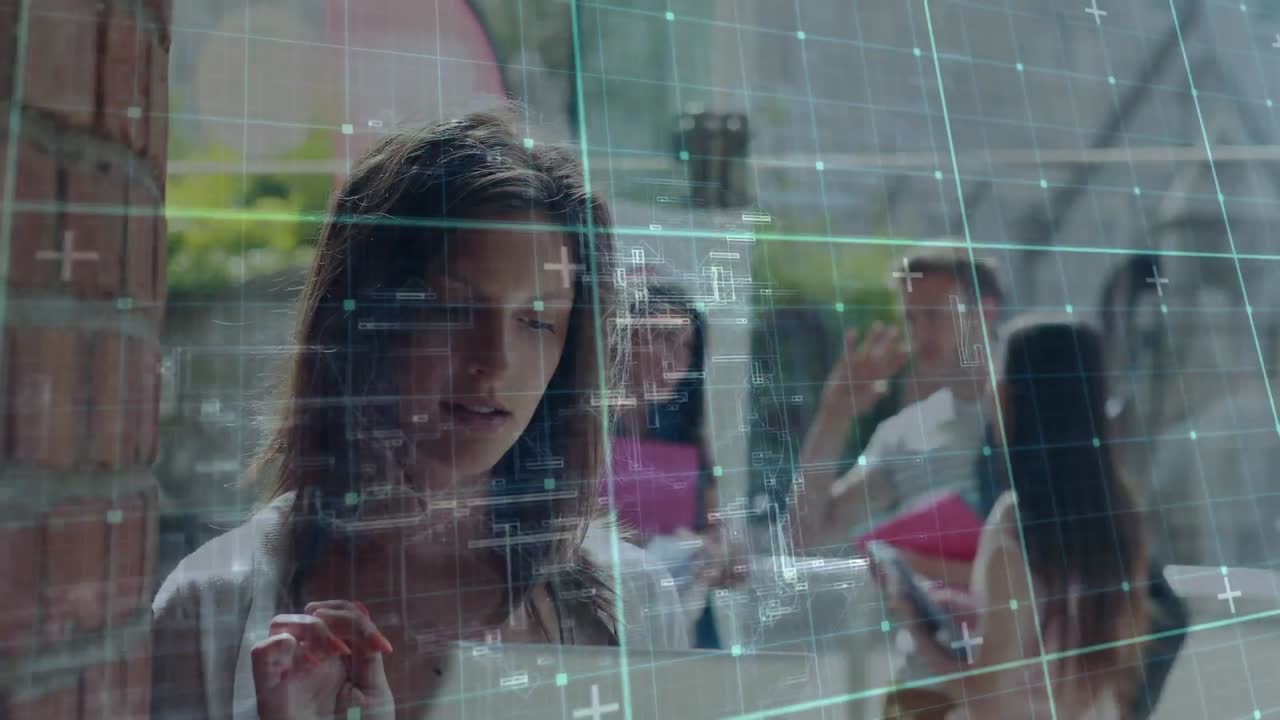 animación de cuadrados moviéndose sobre estudiantes diversos felices usando tableta y hablando