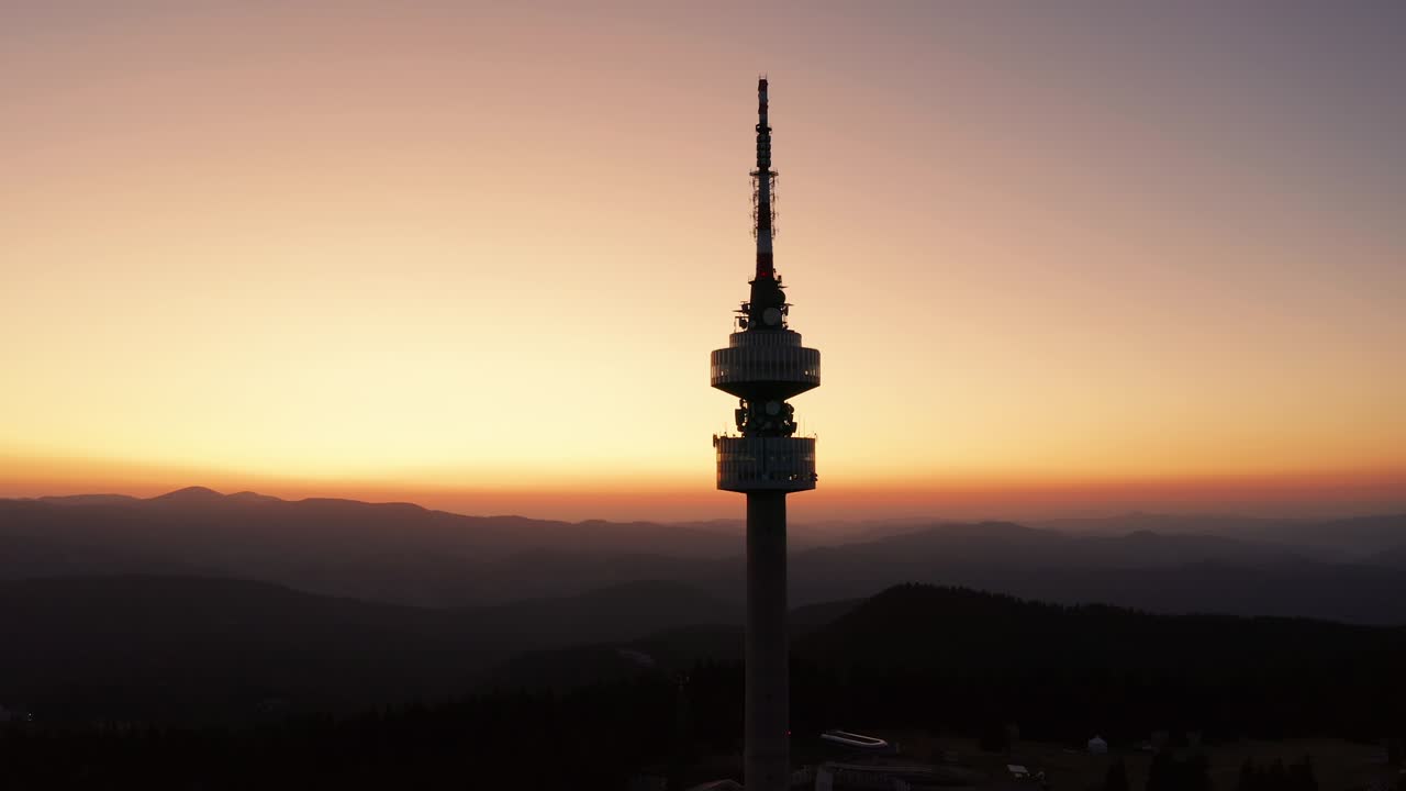 산에서 높은 탑 구조의 실루 렌즈 플레어 공중 풍경 드론 턴, 오렌지색 해가 뜨는 여름 아침에 울불한 소나무 숲. 파노라마 아름다운 새벽 후 푸른 하늘 산에서 높이.